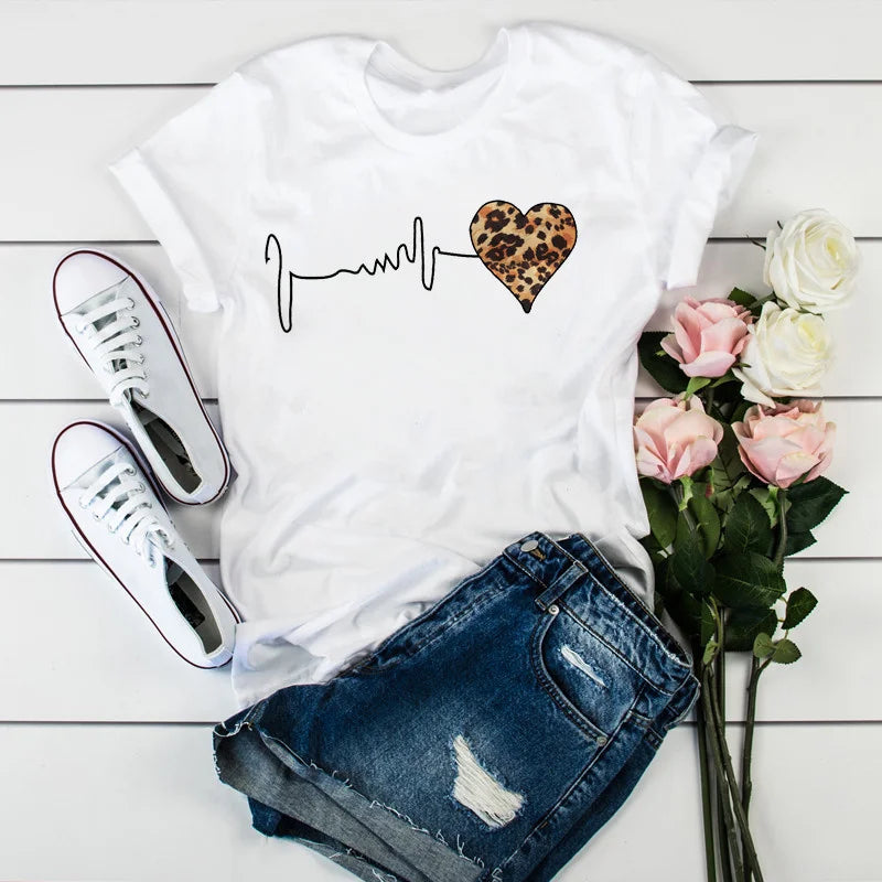 WildPulse – Women's 90s Leopard Heartbeat Graphic Tee
